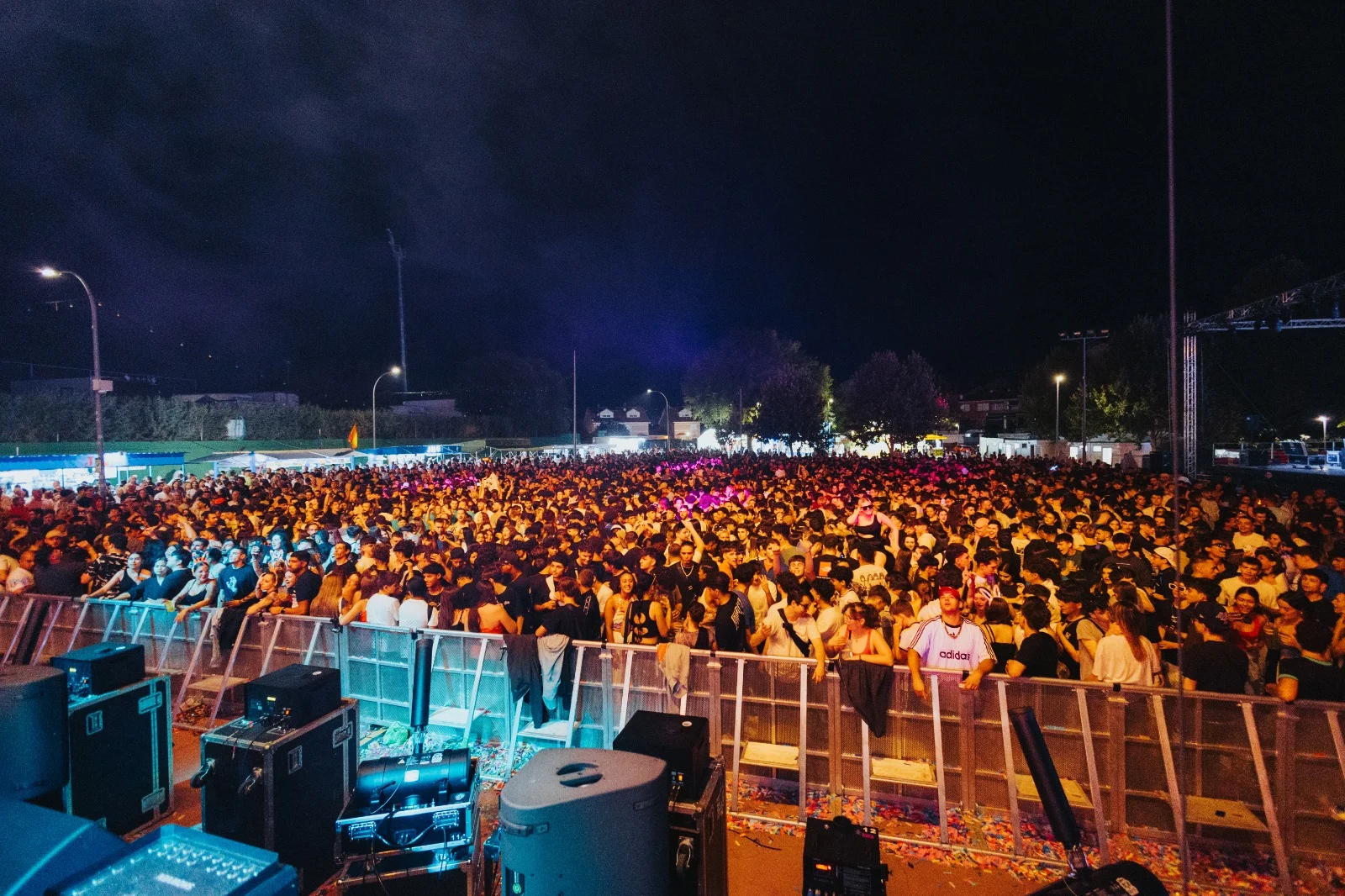 Montaje de discomóvil profesional en evento