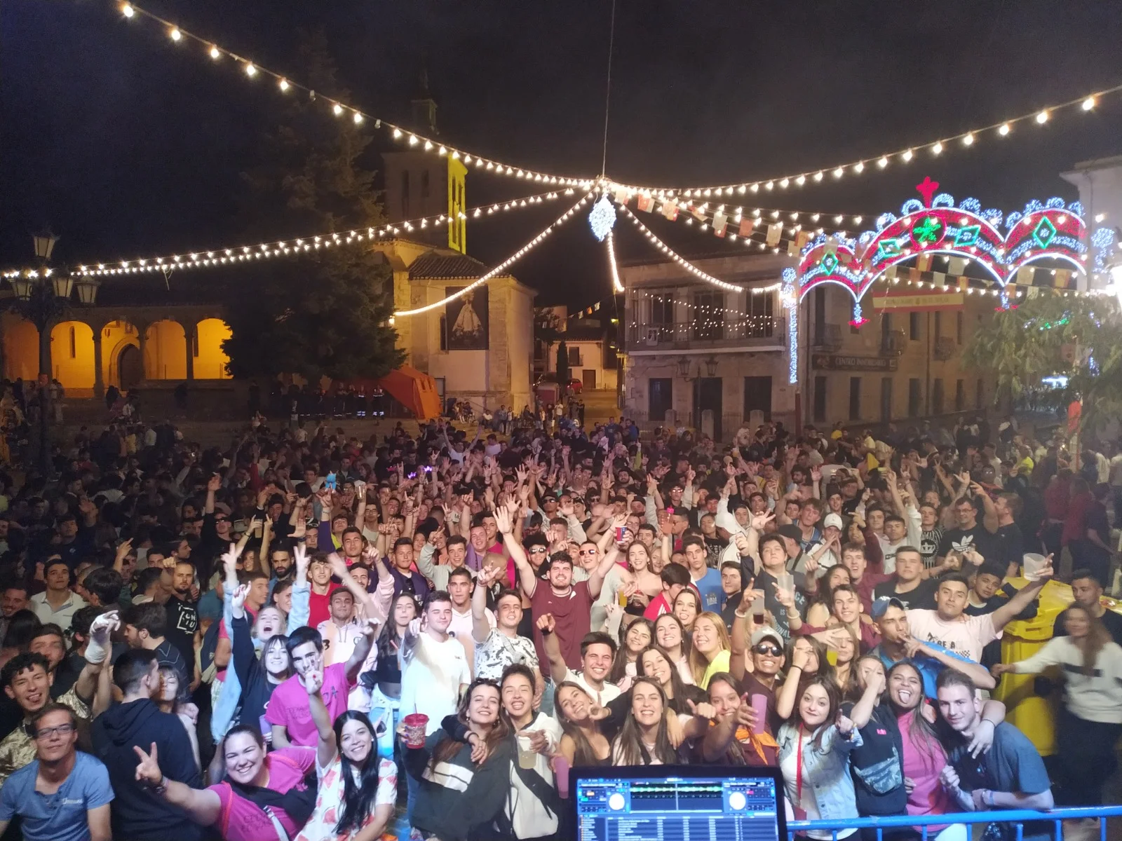Público disfrutando de un evento con discomóvil profesional