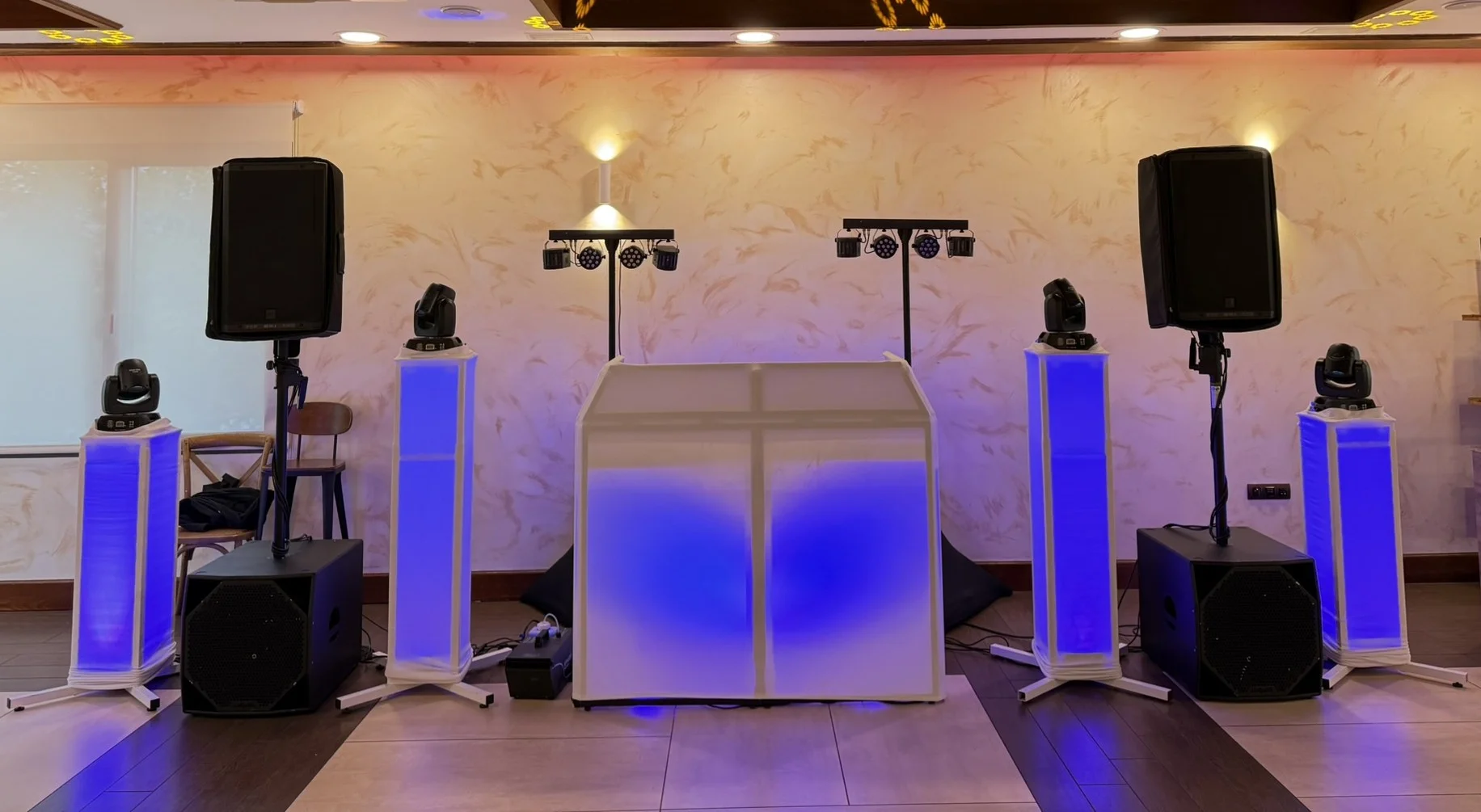 Discomóvil profesional para bodas con iluminación elegante