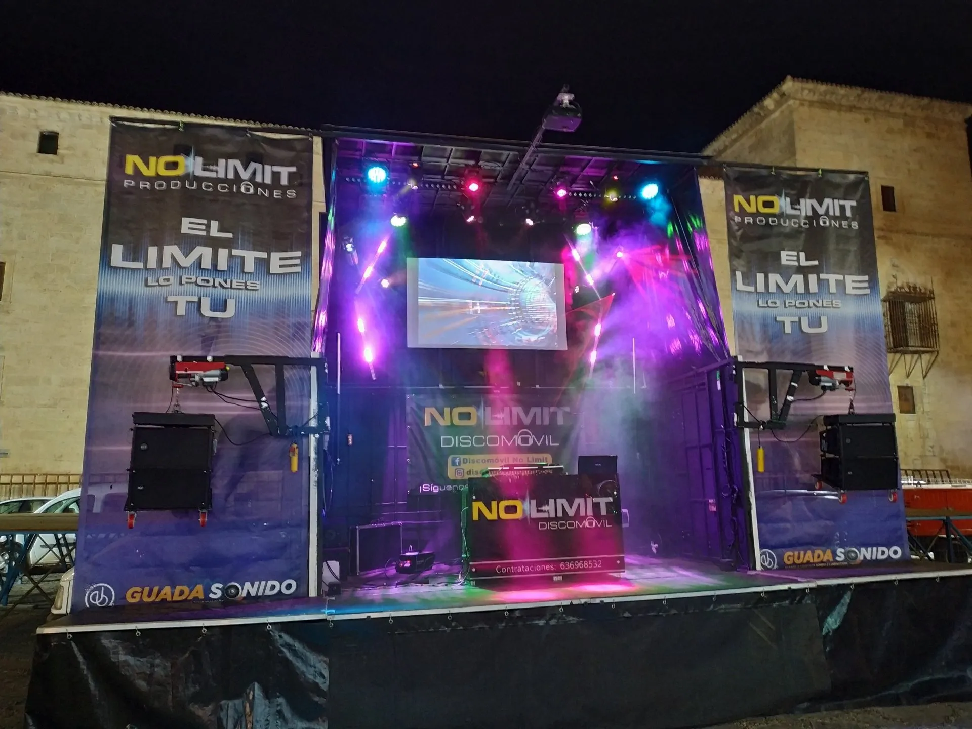 Discomóvil profesional con escenario y luces